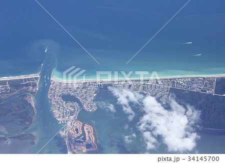 米国フロリダ州の大西洋に面したフォートピアス水道を挟んだコーズウェイ島、クーン島の砂洲を上空から見る 米国フロリダ州の大西洋に面したフォートピアス水道を挟んだコーズウェイ島、クーン島の砂洲を上空から見る 34145700
