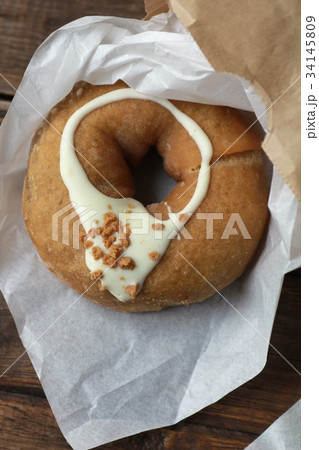 包み紙に入れたカフェオレ味のドーナツ 包み紙に入れたカフェオレ味のドーナツ 34145809