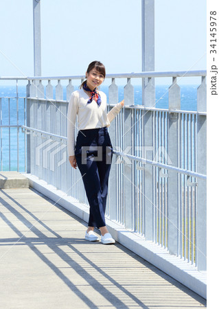 青い海をバックに若い女性のポートレート 34145978