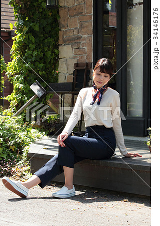 腰掛ける女性 ポートレート 腰掛ける女性 ポートレート 34146176