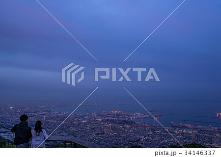 神戸　摩耶山からの夜景　展望台　掬星台から眺めるカップル 34146337