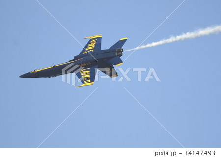 煙を引きながらアクロバット飛行する米海軍ブルーエンジェルスのF/A-18Cホーネット戦闘攻撃機 34147493