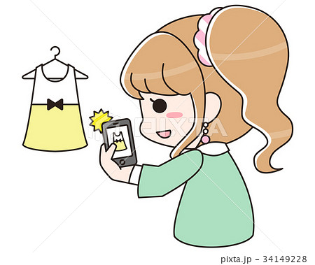 スマートフォンでフリマやオークションサイトに出品する商品を撮影する女性 ワンピースのイラスト素材