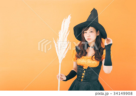 ハロウィンの仮装をする女性 34149908