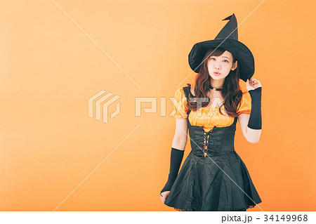 ハロウィンの仮装をする女性 ハロウィンの仮装をする女性 34149968