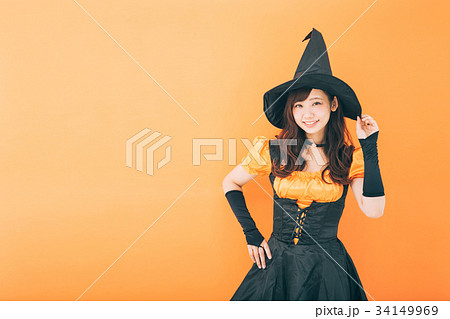 ハロウィンの仮装をする女性 34149969