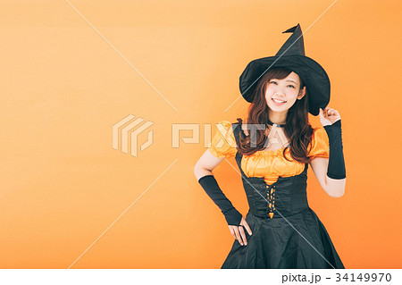 ハロウィンの仮装をする女性 ハロウィンの仮装をする女性 34149970