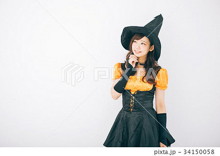 ハロウィンの仮装をする女性 34150058