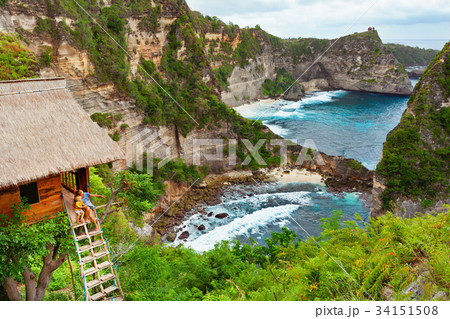 Family in house on tree at Atuh beach, Nusa Penida 34151508