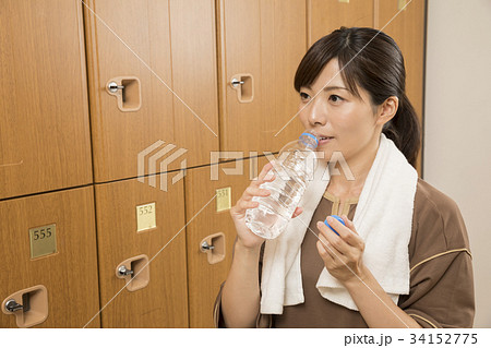 温泉施設の更衣室で水分補給をする女性 34152775