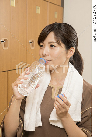 温泉施設の更衣室で水分補給をする女性 34152776