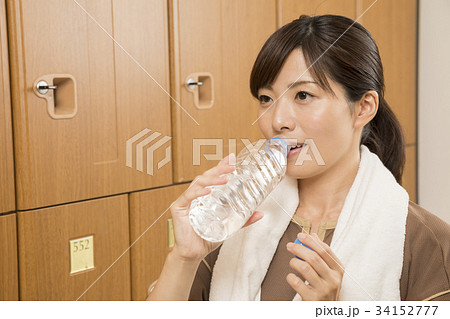 温泉施設の更衣室で水分補給をする女性 34152777