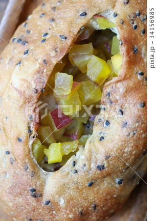 サツマイモたっぷりのフランスパン　サツマイモのハードパン 34156985