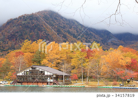 秋の奥日光 湯の湖(湯元ビジターセンター付近) 34157819