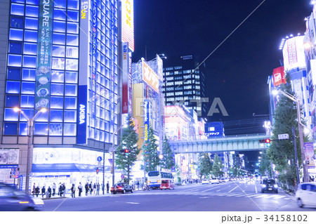賑わう夜の秋葉原の写真素材