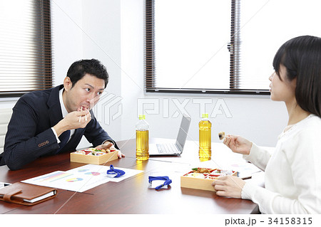 お弁当を食べるビジネスマン お弁当を食べるビジネスマン 34158315