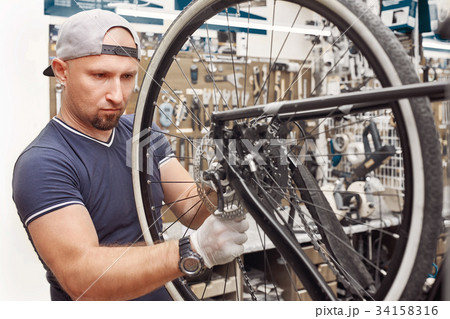 Repair technician bicycles was repaired gear bike 34158316