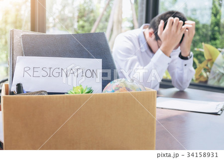 Images of packing up all his personal belongings and files into Images of packing up all his personal belongings and files into 34158931
