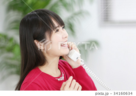 オフィスで仕事をする明るい女性 の写真素材