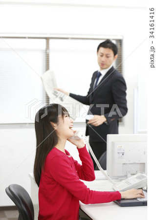 オフィスで仕事をする女性 オフィスで仕事をする女性 34161416