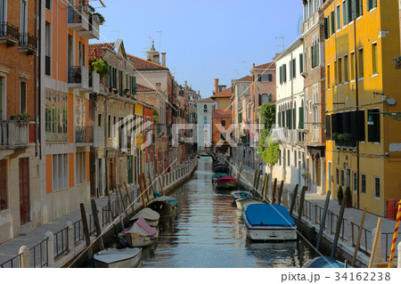 Multi-colored houses on canal in Venice 34162238