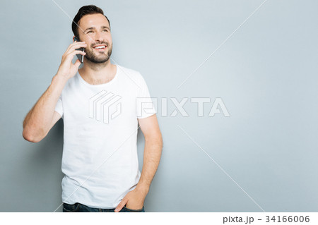 Bearded young man looking upwards Bearded young man looking upwards 34166006