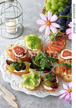 生ハム　ぶどう　イチジクのオープンサンドイッチ 34169306