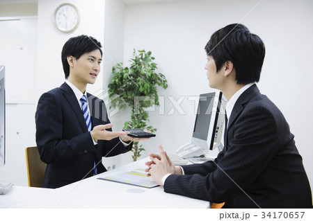 仕事をするビジネスマン 34170657