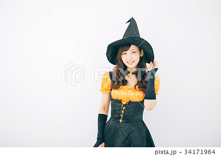 ハロウィンの仮装をする女性 ハロウィンの仮装をする女性 34171964