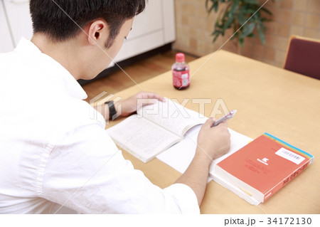 受験勉強する男子学生 受験勉強する男子学生 34172130