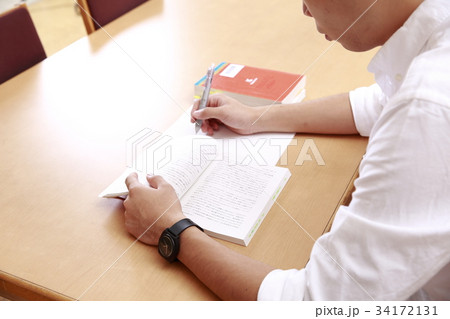 受験勉強する男子学生 受験勉強する男子学生 34172131
