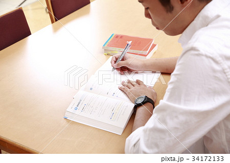 受験勉強する男子学生 受験勉強する男子学生 34172133