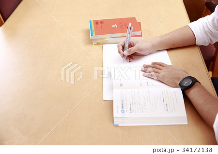 受験勉強する男子学生 34172138