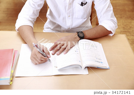 受験勉強する男子学生 34172141