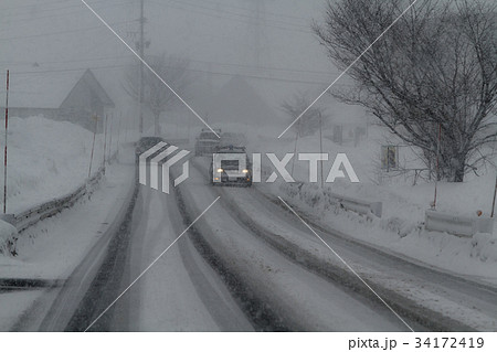 雪の降る冬の道路 雪の降る冬の道路 34172419
