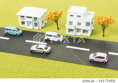 交通量の多い街並み 秋の風景の模型 交通量の多い街並み 秋の風景の模型 34175468
