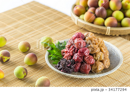 紅白の小梅干　しそ漬と白干 34177294