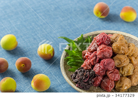 紅白の小梅干　しそ漬と白干 34177329