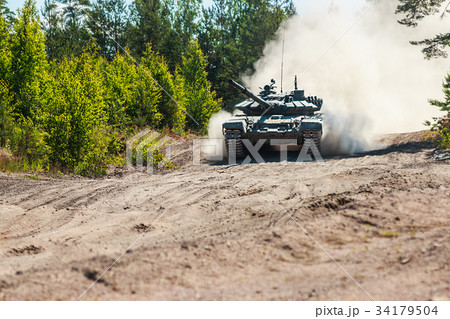heavy battle tank attacks on the ground   34179504