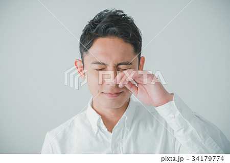 目がショボショボする20代男性 目がショボショボする20代男性 34179774