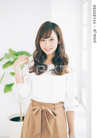 若い女性のヘアスタイルイメージ 若い女性のヘアスタイルイメージ 34180086
