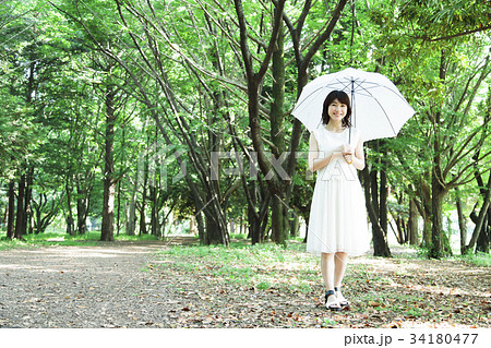 ライフスタイル　散歩　散策　ビューティー　ポートレート　女性　新緑 34180477