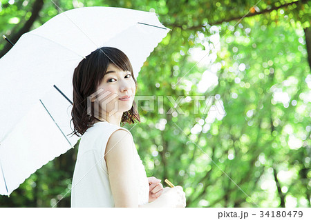 ライフスタイル 散歩 散策 ビューティー ポートレート 女性 新緑 ライフスタイル 散歩 散策 ビューティー ポートレート 女性 新緑 34180479