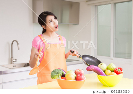 beauty housewife in kitchen beauty housewife in kitchen 34182539