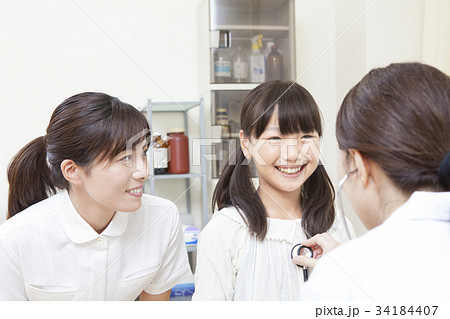病院の診察室の写真_医師_看護師_女の子 病院の診察室の写真_医師_看護師_女の子 34184407