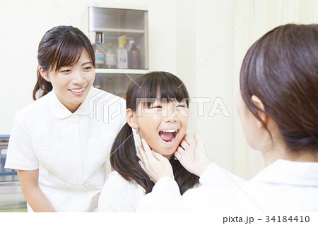 病院の診察室の写真_医師_看護師_女の子 病院の診察室の写真_医師_看護師_女の子 34184410