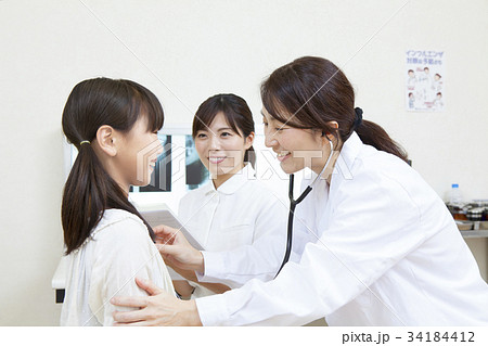 病院の診察室の写真_医師_看護師_女の子 34184412