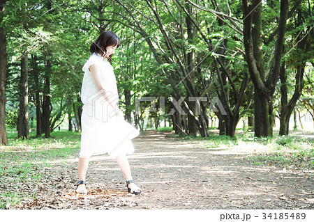 散歩　散策　ビューティー　ライフスタイル　ポートレート　女性　新緑 34185489