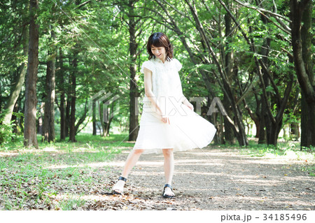 散歩 散策 ビューティー ライフスタイル ポートレート 女性 新緑 散歩 散策 ビューティー ライフスタイル ポートレート 女性 新緑 34185496