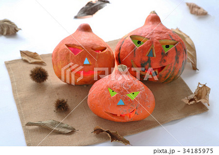 ハロウィーン かぼちゃ 家族3個 枯葉 ハロウィーン かぼちゃ 家族3個 枯葉 34185975